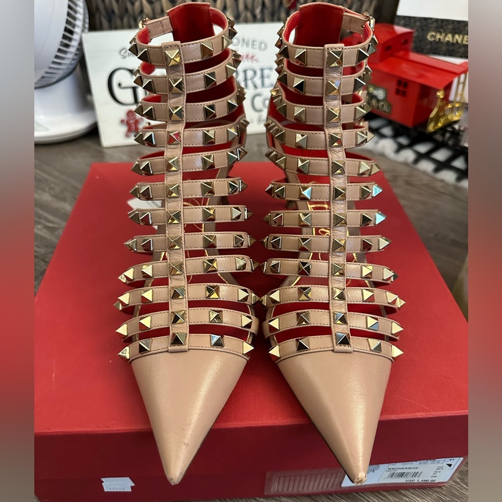 Valentino Patent Rockstud Alcove Caged
60mm Booties
Size 41
Preloved